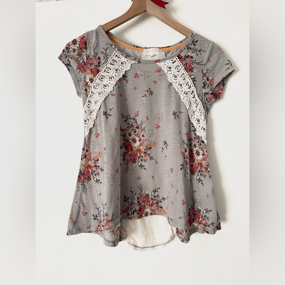 Altar’d State Gray Floral Lace Detail Top Corset Back Short Sleeve Romantic Boho